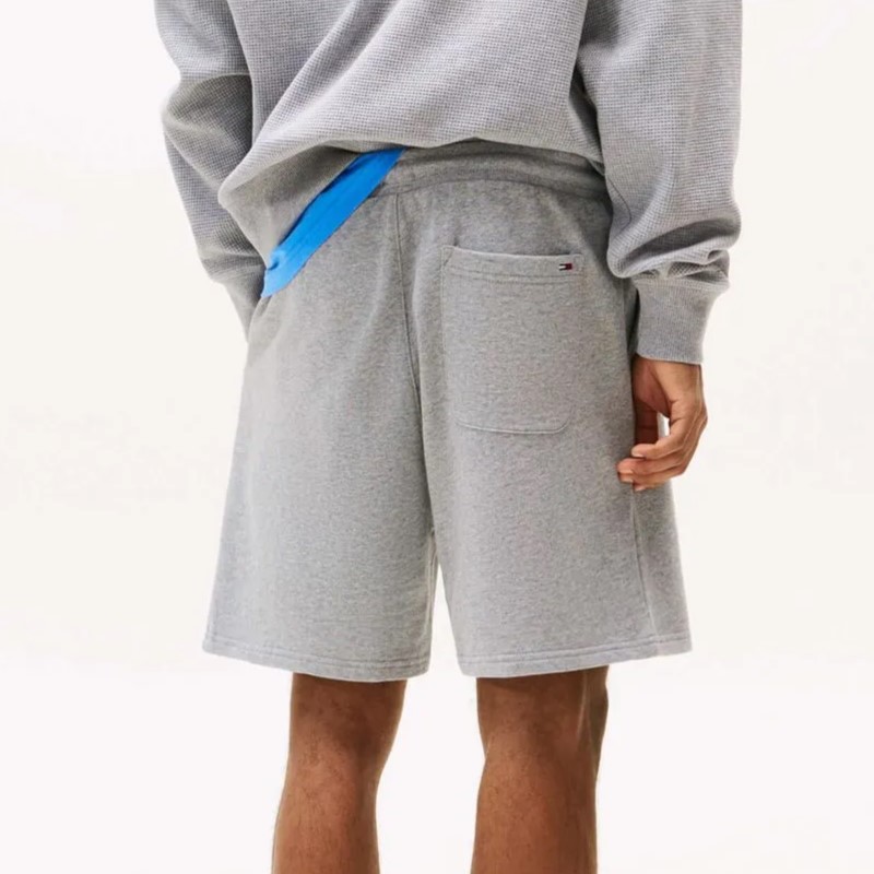 Sort Tommy Hilfiger TJM RLX STACK LOGOSWEATSHRT EXT - 1 | YEO
