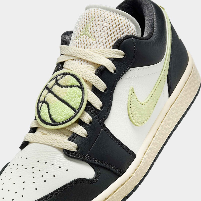 Pantofi sport Nike WMNS AIR JORDAN 1 LOW SE V2